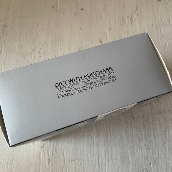 Unbreakable Bond by Khloe and Lamar Headphones BRAND NEW - Picture 3 of 5